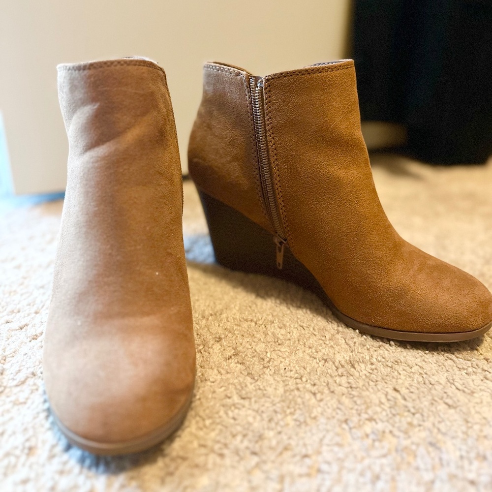 Cognac wedge bootie